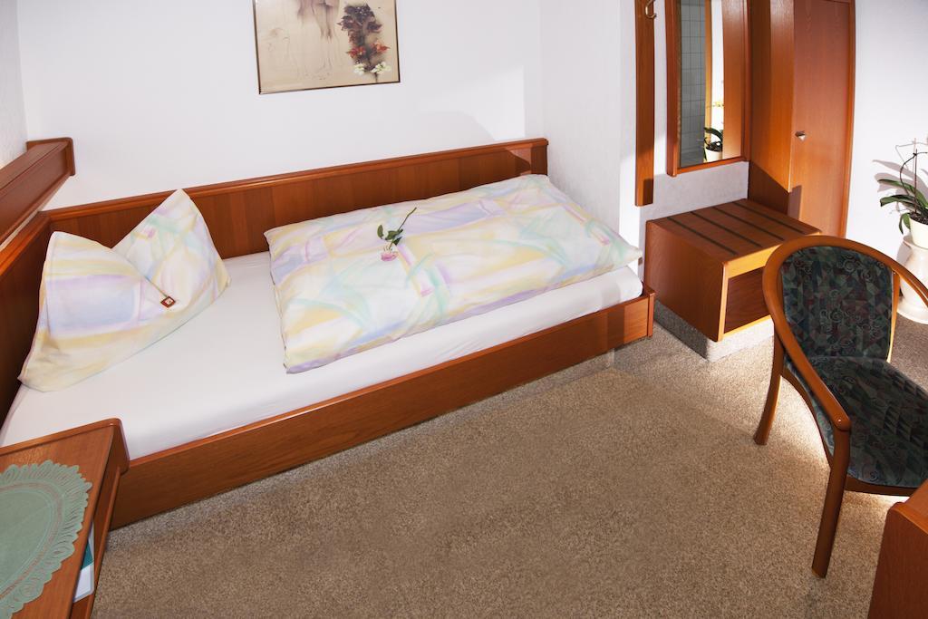 Pension Cafe Suzette Gotha Room photo